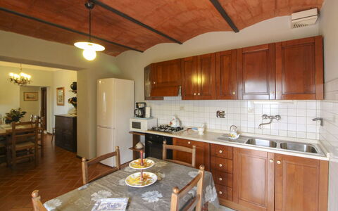 Agriturismo Arcobaleno: Møbel, Indretning, Gulvbelægning, Countertop, Loft, Træ, Køkken, Etage, Cabinetry, Køkken Apparat