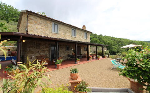 Agriturismo Ca di Vestro: Plante, Himmel, Bygning, Sky, Vindue, Blomst, Blomsterkrukke, Sommerhus, Land Lot, Træ