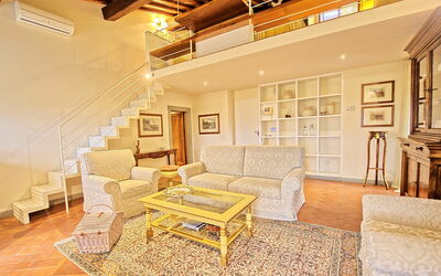 Campoli 2: Værelse, Ejendom, Stue, Indretning, Bygning, Møbel, Gul, Hus, Hjem, Loft