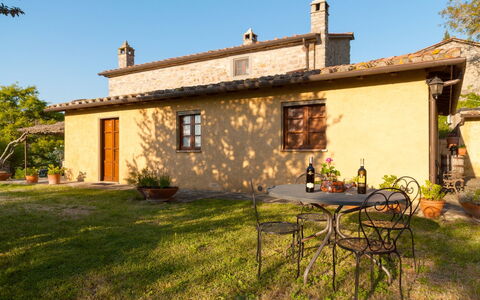 Casa la Primula: Plante, Bygning, Ejendom, Vindue, Himmel, Bord, Træ, Hus, Træ, Land Lot