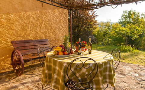 Casa la Primula: Bord, Plante, Møbel, Ejendom, Udendørs Bord, Blad, Hjul, Bordservice, Udendørs Møbler, Træ