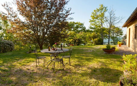 Casa la Primula: Plante, Himmel, Bord, Vindue, Træ, Skygge, Naturlige Landskab, Land Lot, Sollys, Bygning