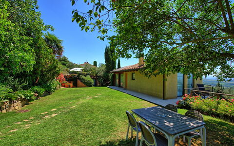 Casa Lucia: Ejendom, Ejendom, Hus, Gård, Naturlige Landskab, Hjem, Græs, Have, Træ, Backyard