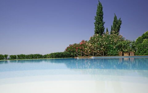 Casa Lucia: Vand, Blå, Natur, Himmel, Afspejling, Naturlige Landskab, Træ, Vandressourcer, Daytime, Sø