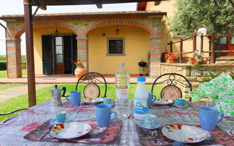 Podere Marcigliano: Bordservice, Bord, Ejendom, Møbel, Plante, Tallerkner, Bygning, Stol, Azure, Drinkware