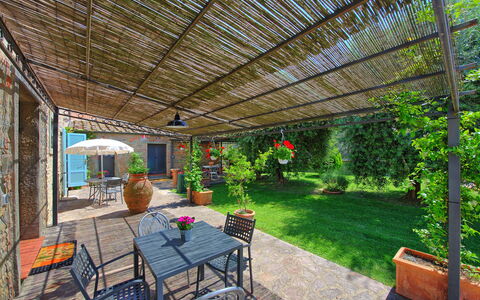 Villa Giare: Ejendom, Ejendom, Gårdhave, Backyard, Bygning, Gård, Hjem, Hus, Træ, Have