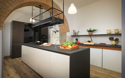 Villa Giare: Køkken, Indretning, Møbel, Gulvbelægning, Træ, Countertop, Lysarmatur, Køkken Apparat, Loft, Etage