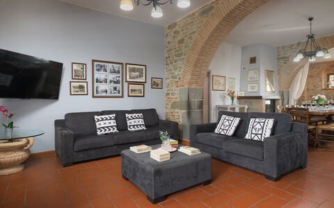 Villa Giare: Møbel, Indretning, Couch, Gulvbelægning, Væg, Etage, Værelse, Stue, Træ, Lejlighed