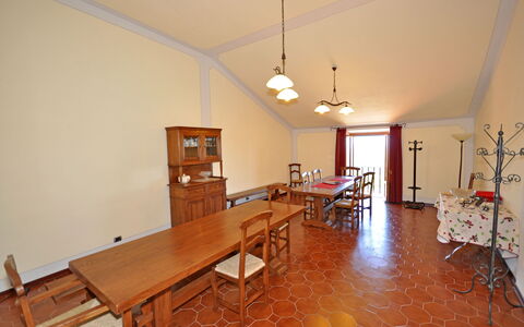 Dante: Værelse, Ejendom, Etage, Bygning, Spisestue, Indretning, Møbel, Hårdttræ, Hus, Ejendom