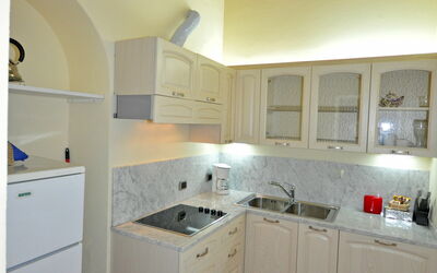 Dante 6: Ejendom, Værelse, Køkken, Møbel, Cabinetry, Bygning, Countertop, Hus, Etage, Loft