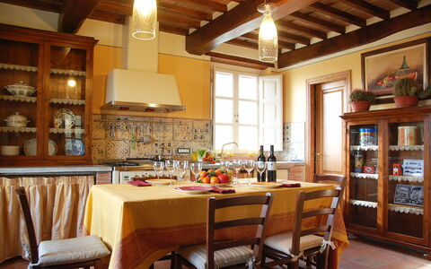 Nel Guasto: Værelse, Bygning, Møbel, Ejendom, Indretning, Loft, Køkken, Spisestue, Cabinetry, Countertop