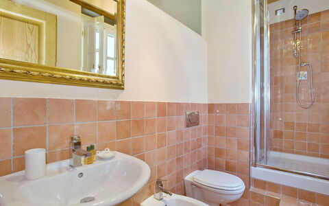 Nel Guasto: Badeværelse, Ejendom, Værelse, Flise, Tap, Indretning, Væg, Ejendom, Bygning, Hus