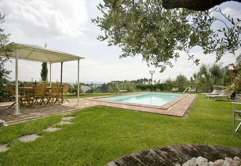 Nel Guasto: Ejendom, Backyard, Græs, Hus, Svømmepøl, Ejendom, Hjem, Lawn, Gård, Bygning