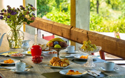 Villa Pedone: Mad, Bord, Bordservice, Møbel, Plante, Blomst, Tallerkner, Plade, Dug, Textile