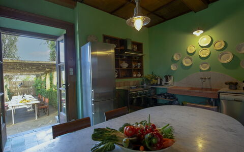 Villa Pedone: Ejendom, Møbel, Bord, Mad, Plante, Bordservice, Træ, Couch, Indretning, Stue