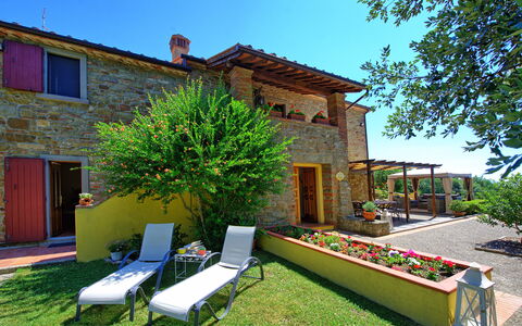 Villa Crispinino: Ejendom, Hus, Bygning, Ejendom, Hjem, Gård, Backyard, Boligområde, Græs, Have