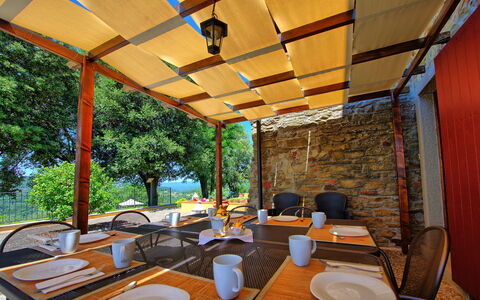 Villa Crispinino: Ejendom, Bygning, Værelse, Indretning, Ejendom, Veranda, Hus, Træ, Gårdhave, Bord