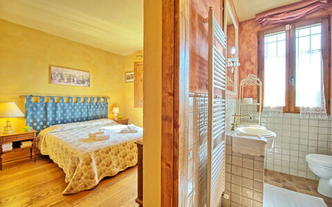 Casa Cipressi: Værelse, Ejendom, Møbel, Seng, Soveværelse, Gul, Indretning, Væg, Bygning, Ejendom