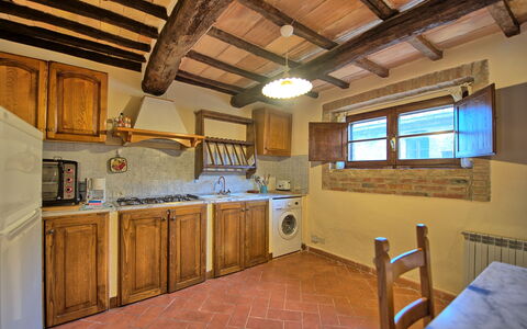 Cerretalta: Countertop, Værelse, Ejendom, Bygning, Møbel, Køkken, Cabinetry, Loft, Bjælke, Indretning