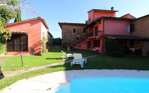 Casa Rosada: Himmel, Plante, Bygning, Ejendom, Vindue, Vand, Hus, Svømmepøl, Skygge, Udendørs Møbler