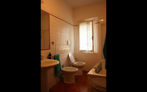 Casa Rosada: Værelse, Ejendom, Badeværelse, Indretning, Hus, Bygning, Badeværelsesvask, Sanitærarmatur, Arkitektur, Etage