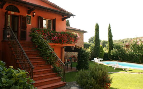 Casa Rosada: Plante, Bygning, Vindue, Himmel, Trappe, Hus, Træ, Kvarter, Vand, Sommerhus