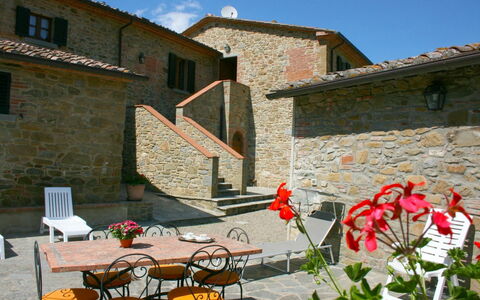 Casa Antica: Blomst, Plante, Ejendom, Vindue, Bygning, Møbel, Himmel, Blomsterkrukke, Belysning, Arkitektur