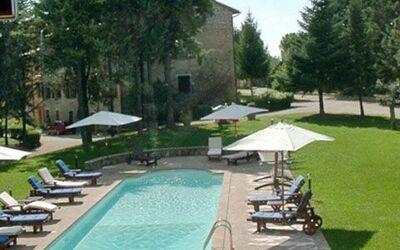 Ramazzano: Svømmepøl, Ejendom, Græs, Lawn, Landscaping, Estate, Gård, Bygning, Arkitektur, Ejendom