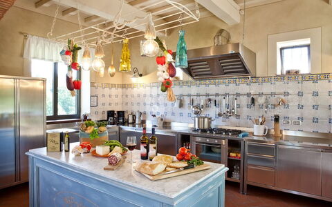 Villa Sant' Angelo: Countertop, Køkken, Værelse, Møbel, Cabinetry, Ejendom, Indretning, Bygning, Loft, Indretning