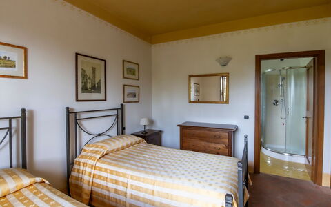 Villa Sant' Angelo: Seng, Soveværelse, Indretning, Møbel, Værelse, Sengetøj, Sengetøj, Billedramme, Loft, Bed Frame