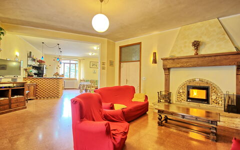 Villa Lorenzo: Værelse, Stue, Ejendom, Møbel, Indretning, Bygning, Etage, Gul, Ejendom, Hus