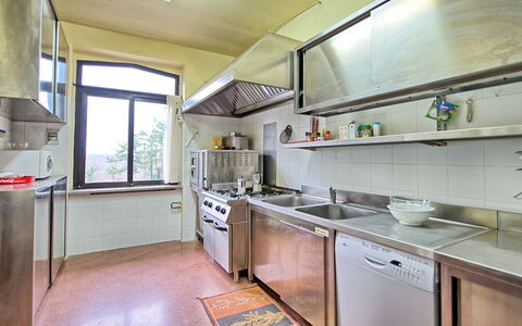 Villa Lorenzo: Ejendom, Værelse, Køkken, Bygning, Countertop, Møbel, Cabinetry, Ejendom, Hus, Indretning