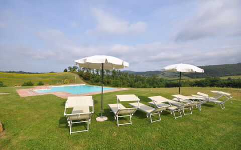 Villa Gaeta: Ejendom, Bord, Himmel, Ejendom, Møbel, Græs, Hus, Foldestol, Træ, Estate