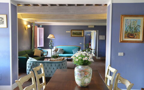 Villa Marginone: Bord, Møbel, Ejendom, Plante, Stol, Billedramme, Indretning, Belysning, Stueplante, Bygning