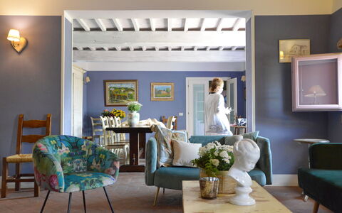 Villa Marginone: Bord, Møbel, Billedramme, Ejendom, Plante, Azure, Dekoration, Belysning, Bygning, Stue