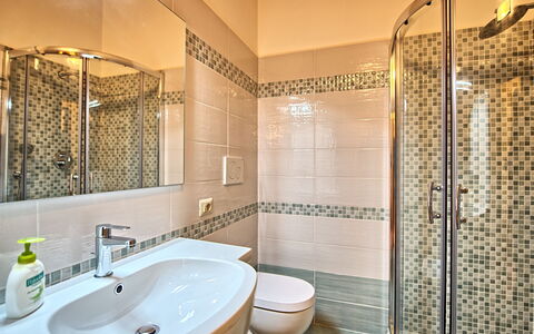 Vittoriana: Badeværelse, Ejendom, Værelse, Indretning, Flise, Ejendom, Bygning, Sanitærarmatur, Arkitektur, Hus