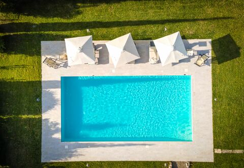 Villa Cassia: Grøn, Blå, Turquoise, Rektangel, Græs, Majorelle Blue, Textile, Plante, Svømmepøl, Kunst