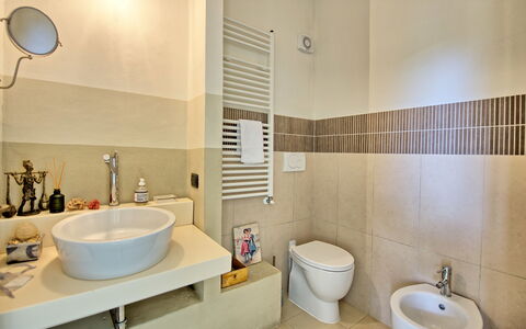 Villa Diletta: Badeværelse, Ejendom, Værelse, Indretning, Flise, Arkitektur, Væg, Tap, Ejendom, Hus