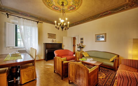 Villa Buonaparte: Værelse, Møbel, Ejendom, Indretning, Bygning, Loft, Suite, Hus, Ejendom, Etage