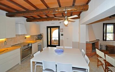 Mitzi 3: Ejendom, Værelse, Bygning, Møbel, Hus, Loft, Indretning, Ejendom, Spisestue, Bord