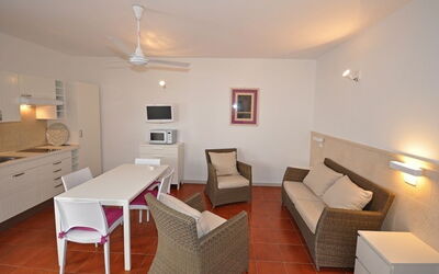 Mitzi 2: Værelse, Ejendom, Bygning, Møbel, Indretning, Etage, Stue, Hus, Bord, Suite