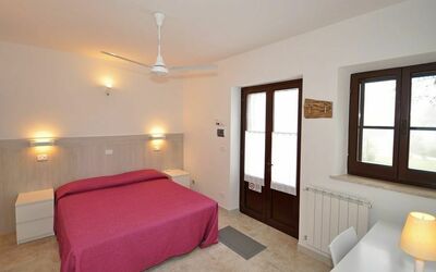 Mitzi 1: Værelse, Soveværelse, Seng, Møbel, Ejendom, Indretning, Bygning, Sengetøj, Hus, Suite