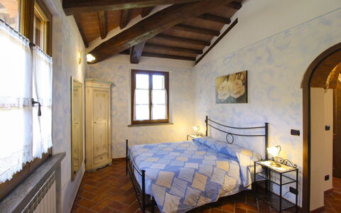 La Casetta nel Bosco: Væg, Indretning, Møbel, Loft, Gulvbelægning, Hjem, Etage, Værelse, Soveværelse, Seng