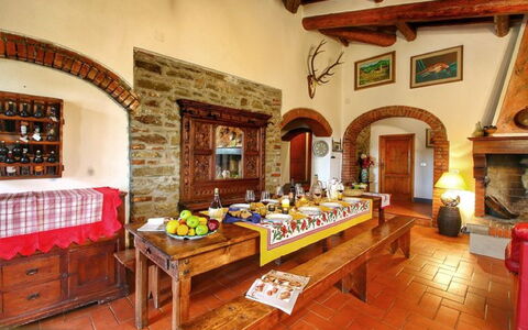 Civitella: Ejendom, Bygning, Værelse, Indretning, Møbel, Stue, Ejendom, Hus, Hjem, Bord