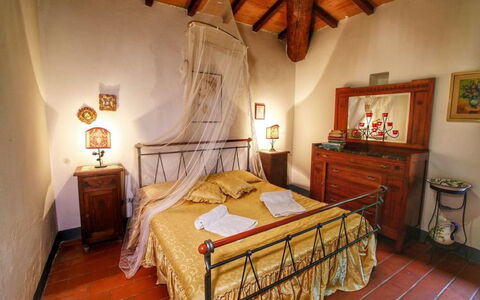 Civitella: Soveværelse, Værelse, Seng, Møbel, Ejendom, Bed Frame, Indretning, Sengetøj, Bygning, Hus