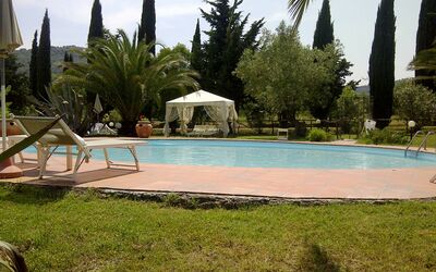 Suvereto: Svømmepøl, Ejendom, Udvej, Ferie, Palme Træ, Træ, Græs, Fritid, Ejendom, Hus