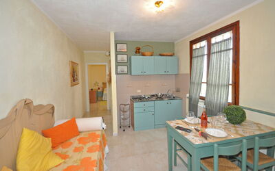 Suvereto 4: Værelse, Ejendom, Møbel, Bygning, Hus, Indretning, Etage, Ejendom, Stue, Hjem