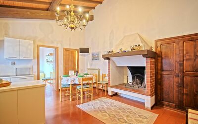 Ciclamini 2: Værelse, Ejendom, Møbel, Indretning, Bygning, Stue, Ildsted, Loft, Hus, Hearth