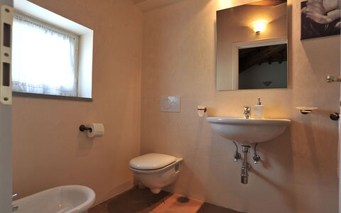 Casa Fabrizio: Brun, Spejl, Sanitærarmatur, Ejendom, Badeværelsesvask, Håndvask, Tap, Vindue, Badeværelse, Bygning