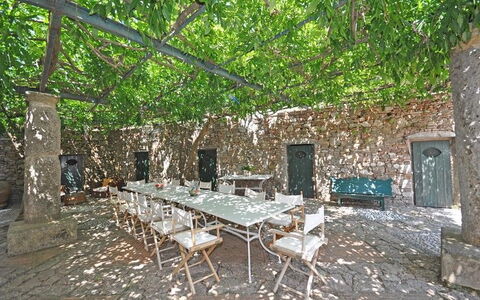 Il Principe: Ejendom, Bygning, Værelse, Bord, Træ, Møbel, Stenmur, Hus, Backyard